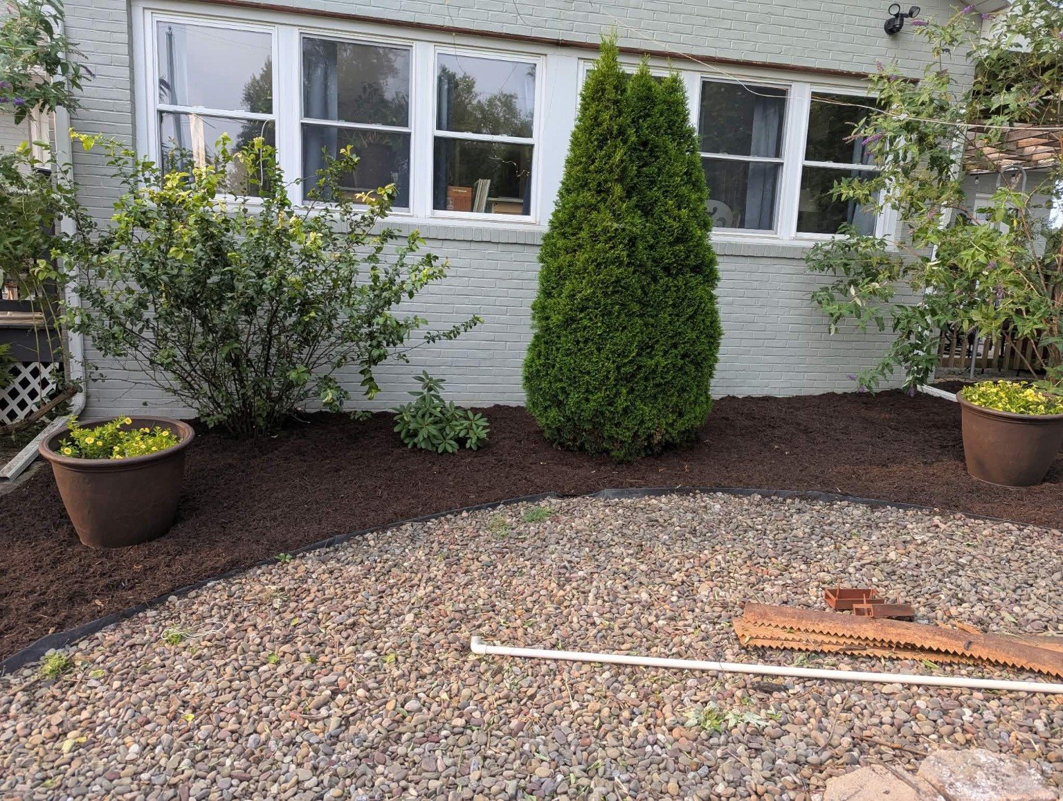 Same landscape bed after cleanup and mulch